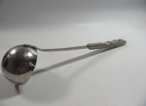 Schöpfkelle aus metall - schöpfkelle,