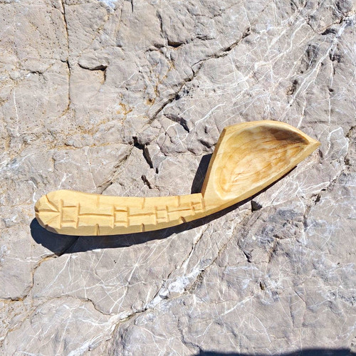 Handgeschnitzter holzlöffel - handgeschnitzter,